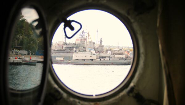 Вид через иллюминатор большого десантного корабля Черноморского флота. Архивное фото