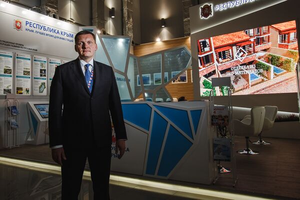 Группа компаний КСК представляет на форуме Сочи 2016 инвестиционные проекты – Итальянская деревня в Крыму и Морской квартал в Алуште. На фото: президент Группы компаний КСК Николай Шалимов перед крымским стендом Группа компаний КСК представляет на форуме Сочи 2016 инвестиционные проекты – Итальянская деревня в Крыму и Морской квартал в Алуште. На фото: президент Группы компаний КСК Николай Шалимов перед крымским стендом
