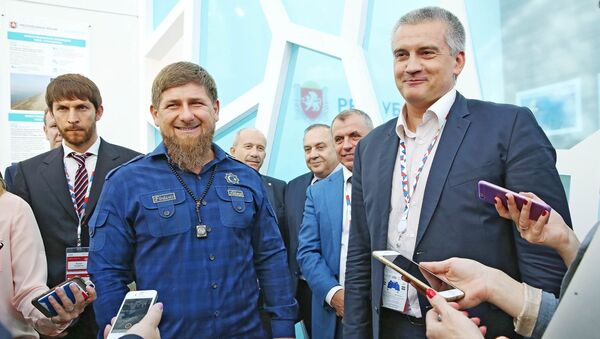 Глава Чеченской Республики Рамзан Кадыров (второй слева) и глава Республики Крым Сергей Аксенов (справа) на Международном инвестиционном форуме Сочи-2016