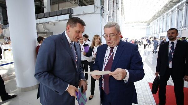 Встреча президента Группы компаний КСК Николая Шалимова и губернатора Красноярского края Виктора Толоконского на Международном инвестиционном форуме Сочи-2016 Встреча президента Группы компаний КСК Николая Шалимова и губернатора Красноярского края Виктора Толоконского на Международном инвестиционном форуме Сочи-2016