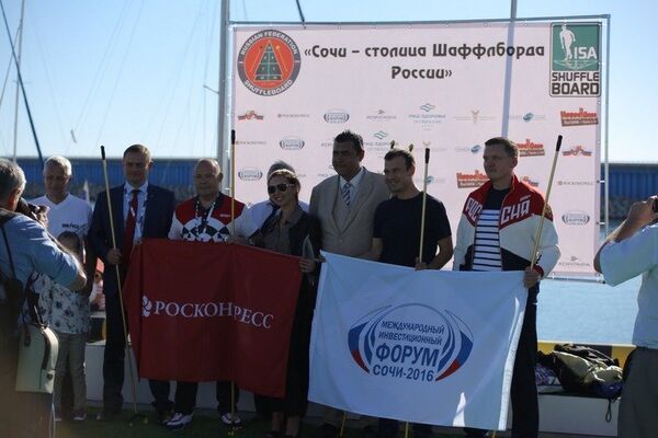Президент Группы компаний КСК Николай Шалимов и заместитель директора фонда Росконгресс Георгий Брюсов сыграли в шаффлборд с руководителями администрации города Сочи в рамках МИФ Сочи-2016 Президент Группы компаний КСК Николай Шалимов и заместитель директора фонда Росконгресс Георгий Брюсов сыграли в шаффлборд с руководителями администрации города Сочи в рамках МИФ Сочи-2016