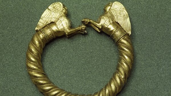 Золотой браслет с протомами сфинксов. Золото. 400-350 годы до нашей эры. Курган Куль-Оба. Из фондов Государственного Эрмитажа