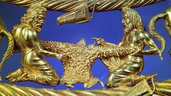 Фрагмент верхнего яруса золотой пекторали (нагрудное украшение). Архивное фото