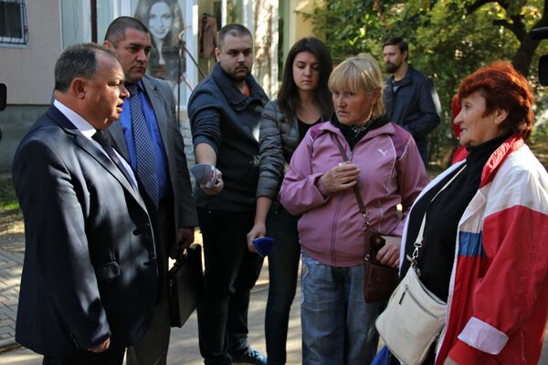 Начальник департамента административно-технического надзора Юрий Бравников (крайний слева) во время рейда по местам стихийной торговли в Симферополе Начальник департамента административно-технического надзора Юрий Бравников (крайний слева) во время рейда по местам стихийной торговли в Симферополе