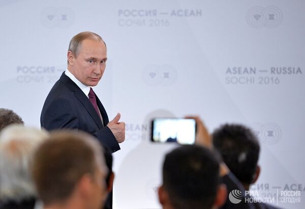 Президент Российской Федерации Владимир Путин на встрече глав делегаций-участников саммита Россия - АСЕАН с представителями Делового форума Россия - АСЕАН