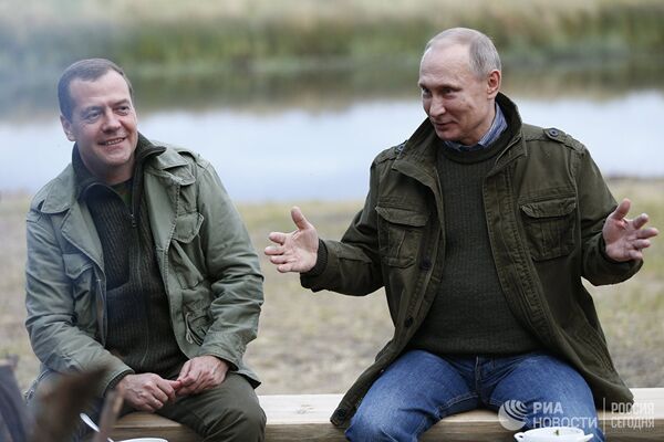 Президент РФ В. Путин и премьер-министр РФ Д. Медведев посетили остров Липно в Новгородской области