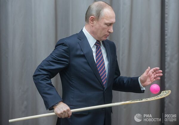 Президент России Владимир Путин во время встречи со сборной командой России по хоккею с мячом в резиденции Ново-Огарево