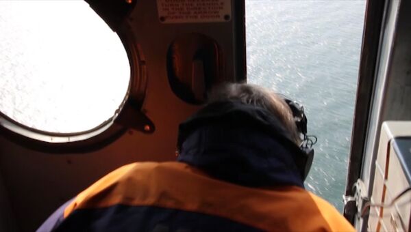 Спасатели на вертолете искали  моряков с затонувшего в Крыму плавучего крана