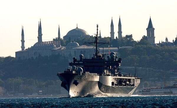 Флагманский корабль 6-го флота США USS Mount Whitney в проливе Босфор. 2008 год Флагманский корабль 6-го флота США USS Mount Whitney в проливе Босфор. 2008 год