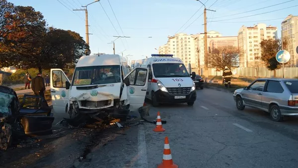 ДТП с участием маршрутного такси и легкового автомобиля Mazda в Севастополе