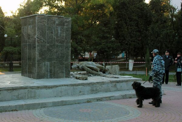 В Судаке разрушили памятник Ленину В Судаке разрушили памятник Ленину