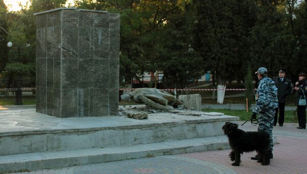 В Судаке разрушили памятник Ленину