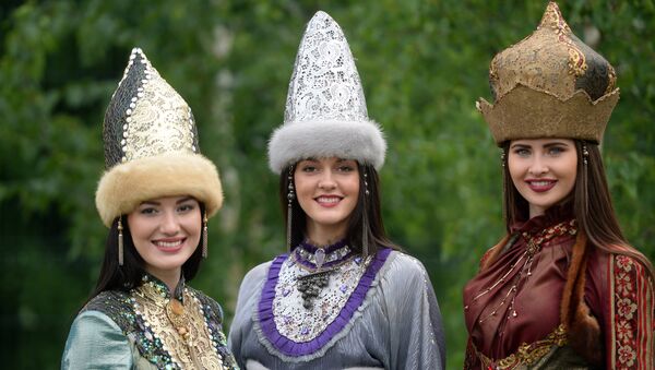 Девушки в национальных костюмах во время ежегодного праздника Сабантуй в Казани