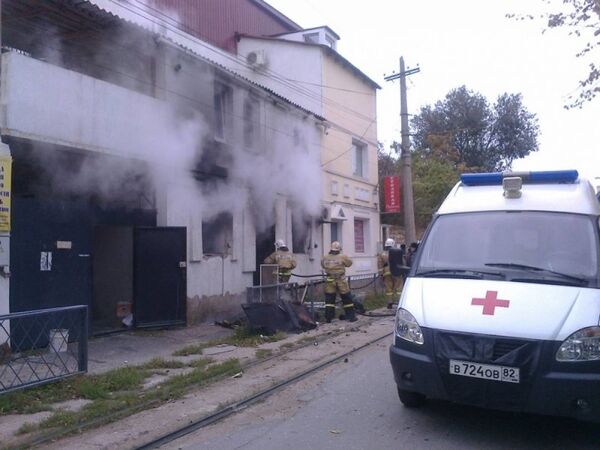 Сотрудники МЧС ликвидировали пожар в частном доме в Евпатории Сотрудники МЧС ликвидировали пожар в частном доме в Евпатории