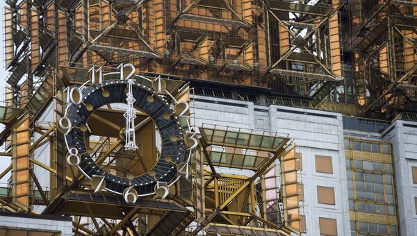 Часы на верхней части здания Президиума Российской Академии наук на Ленинском проспекте в Москве