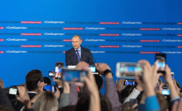Президент РФ Владимир Путин выступает на форуме активных граждан Сообщество, приуроченном ко Дню народного единства
