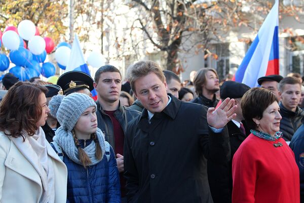 Севастополь отметил День народного единства. На фото: врио губернатора Севастополя Дмитрий Овсянников с семьей во время шествия Севастополь отметил День народного единства. На фото: врио губернатора Севастополя Дмитрий Овсянников с семьей во время шествия