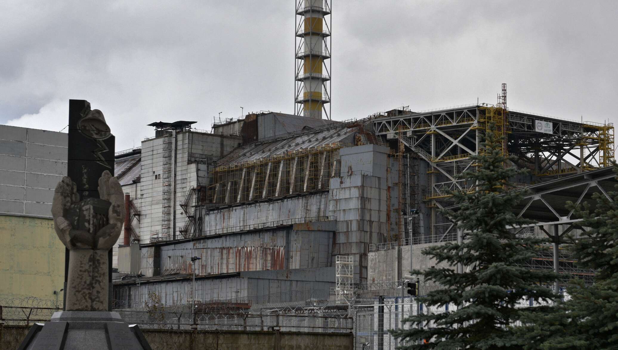 Чернобыльская аэс атомная электростанция. Что такое ЧАЭС это Чернобыльская атомная электростанция. Припять 4 энергоблок. Взрыв 4 энергоблока ЧАЭС. Саркофаг ЧАЭС 1986.