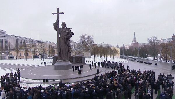 Памятник князю Владимиру торжественно открыли в Москве. Кадры церемонии