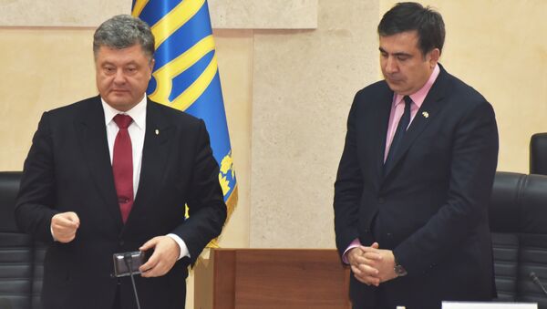 Президент Украины Петр Порошенко (слева) вручает Михаилу Саакашвили удостоверение главы Одесской области