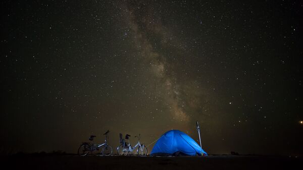 Палатка туристов на фоне ночного неба в Крыму