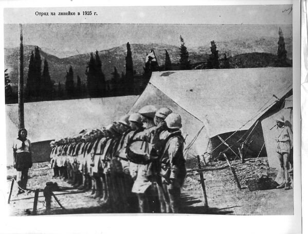 Отряд на линейке в лагере Артек.1925 год