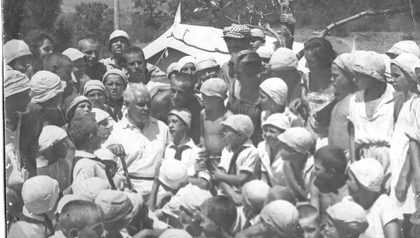 Основатель Артека Зиновий Соловьев с детьми в лагере Артек. 1925 год