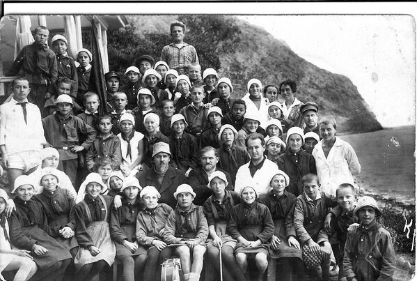 Основатель Артека Зиновий Соловьев и главный врач Артека Федор Шишмарев (во втором ряду в центре) с группой крымских детей. 1927 год
