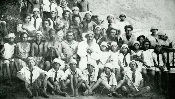 Основатель лагеря Артек Зиновий Соловьев с пионерами из Германии. 1927 год