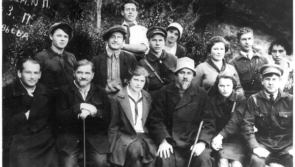 Основатель лагеря Артек Зиновий Соловьев (третий справа в нижнем ряду) с вожатыми. 1927 год