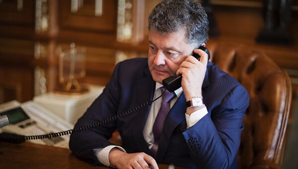 Президент Украины Петр Порошенко во время телефонного разговора. Архивное фото