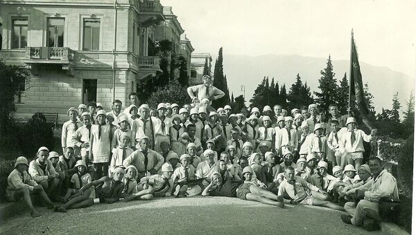 Артековцы на экскурсии в Ливадийском дворце. 1925 год