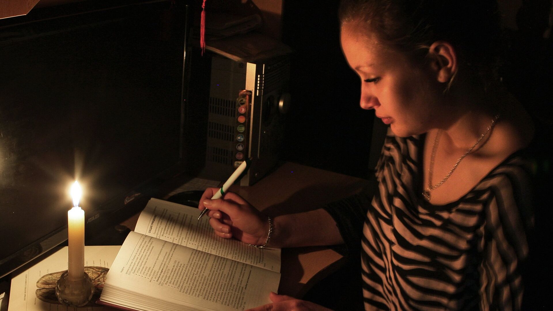 Люди во время отключения света - РИА Новости, 1920, 19.09.2025