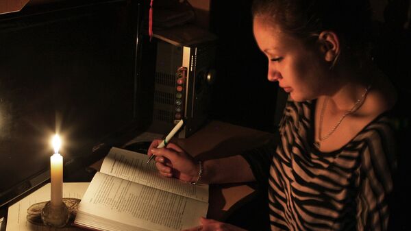 Люди во время отключения света