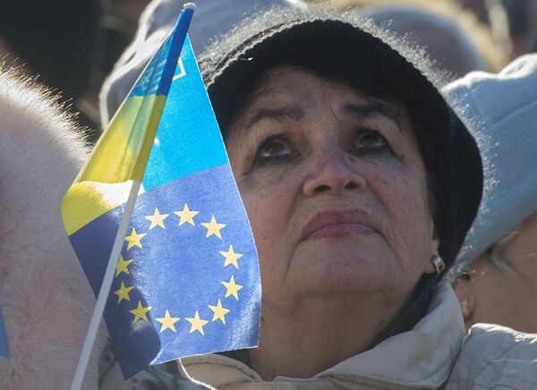 Участница акции сторонников евроинтеграции Украины Народное вече на площади Независимости в Киеве. Участница акции сторонников евроинтеграции Украины Народное вече на площади Независимости в Киеве.