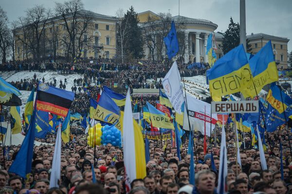 Сторонники евроинтеграции Украины во время митинга на площади Независимости в Киеве. Сторонники евроинтеграции Украины во время митинга на площади Независимости в Киеве.