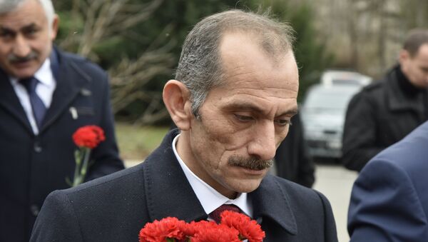 Глава пребывающей в Крыму делегации из Турецкой Республики Хасан Дженгиз во время посещения мемориала Вечный огонь в Симферополе
