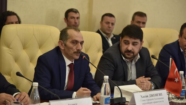 Глава пребывающей в Крыму делегации из Турецкой Республики Хасан Дженгиз (слева)