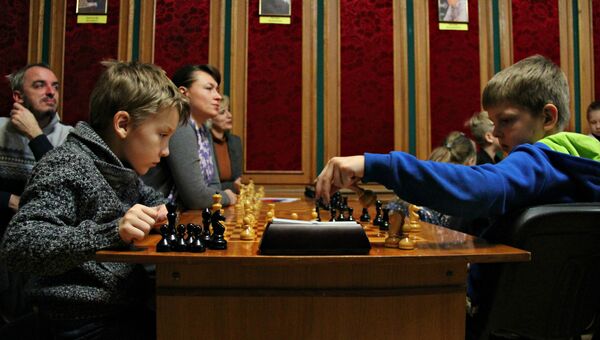 Болельщики Сергея Карякина смотрят игру онлайн в Республиканской шахматно-шашечной школе Симферополя