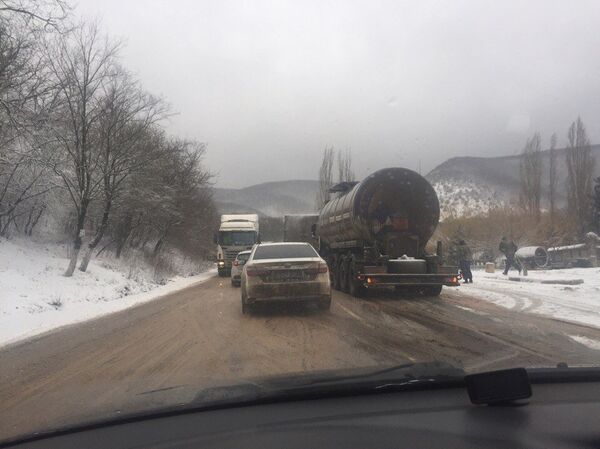 Непогода в Крыму. 3 декабря 2016 года. Пробка в районе Тополевки из-за бензовоза Непогода в Крыму. 3 декабря 2016 года. Пробка в районе Тополевки из-за бензовоза