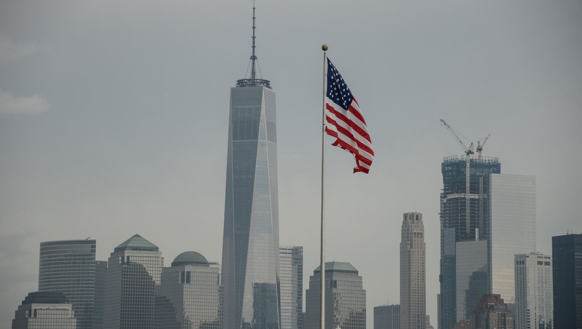 Американский флаг на фоне зданий в Нью-Йорке - РИА Новости, 1920, 23.02.2021