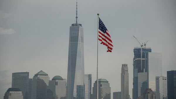 Американский флаг на фоне зданий в Нью-Йорке