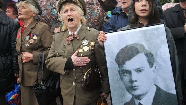 Ветераны УПА и украинские скауты с портретами ветеранов Украинской повстанческой армии во время марша в день праздника героев во Львове