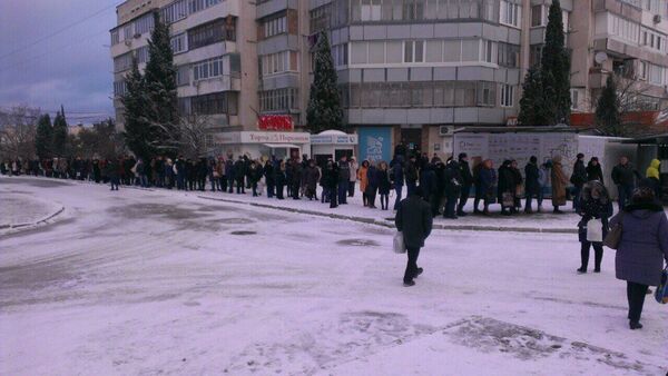 Жители Севастополя стоят в очереди в ожидании общественного транспорта Жители Севастополя стоят в очереди в ожидании общественного транспорта