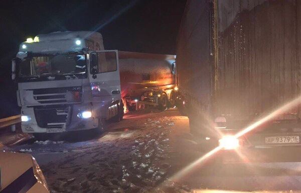 Застрявшие фуры на трассе Симферополь-Керчь Застрявшие фуры на трассе Симферополь-Керчь
