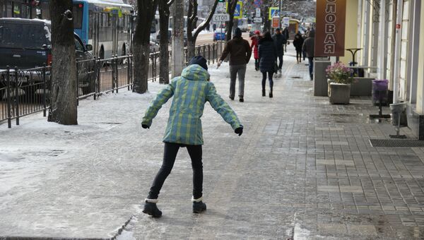 Снег и гололед в Симферополе. Архивное фото