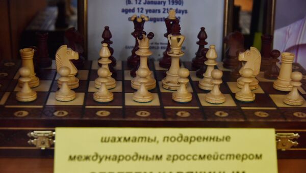 Шахматы, которые российский гроссмейстер Сергей Карякин подарил Республиканской шахматно-шашечной школе
