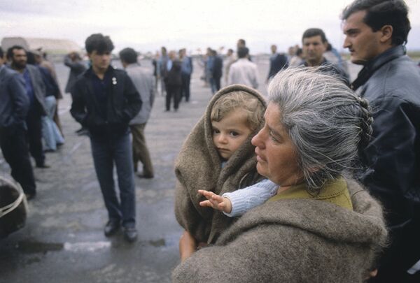 Военные действия в Мартакертском районе, близ Сарсангского водохранилища. Беженцы из селений Нагорного Карабаха. 1993 год 