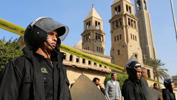 Полицейские у коптского храма в Каире, где произошел теракт. 11 декабря 2016 года
