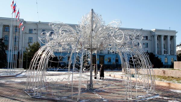 Установка новогодних украшений на главной площади Симферополя